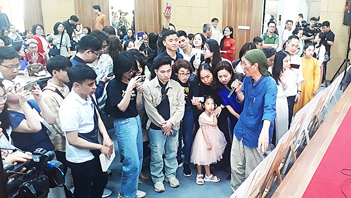 Nhiều bạn trẻ hào hứng nghe nhà nghiên cứu Bùi Trọng Hiền giảng giải về nghệ thuật ca trù. Ảnh: NGUYỄN HÒA