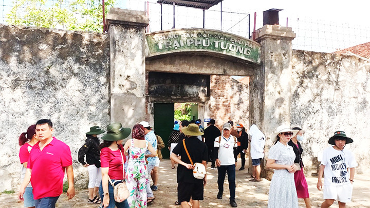 Du khách thăm hệ thống nhà tù do người Pháp, Mỹ xây dựng trong chiến tranh.