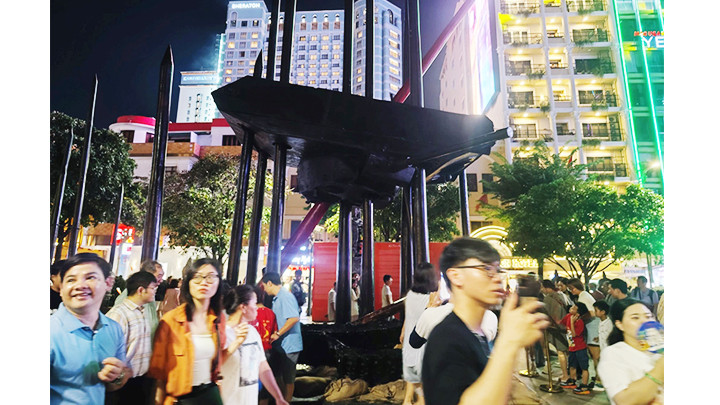 Đông đảo công chúng đã đến với không gian triển lãm trên phố đi bộ. Đông đảo công chúng đã đến với không gian triển lãm trên phố đi bộ.