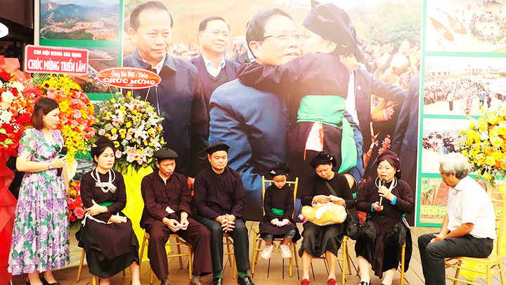 Người dân Làng Nủ giao lưu tại lễ ra mắt sách và triển lãm ảnh “Vươn lên thôn Làng Nủ”. Người dân Làng Nủ giao lưu tại lễ ra mắt sách và triển lãm ảnh “Vươn lên thôn Làng Nủ”.