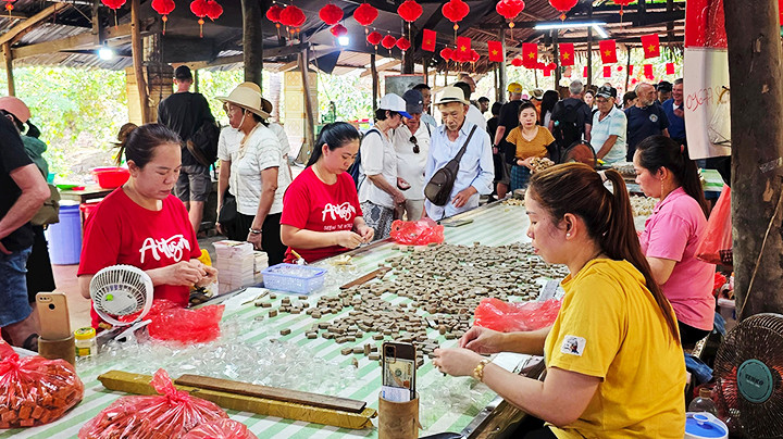 Tham quan xưởng sản xuất kẹo dừa. Tham quan xưởng sản xuất kẹo dừa.