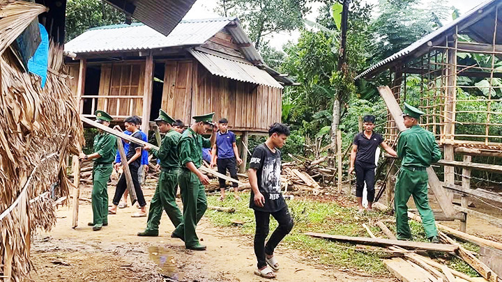 Bộ đội biên phòng giúp sửa nhà cho dân bản. Bộ đội biên phòng giúp sửa nhà cho dân bản.