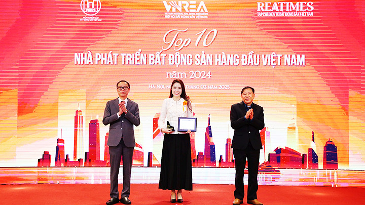 Đại diện Văn Phú - Invest đón nhận giải thưởng “Tốp 10 Nhà phát triển bất động sản hàng đầu Việt Nam 2024”.