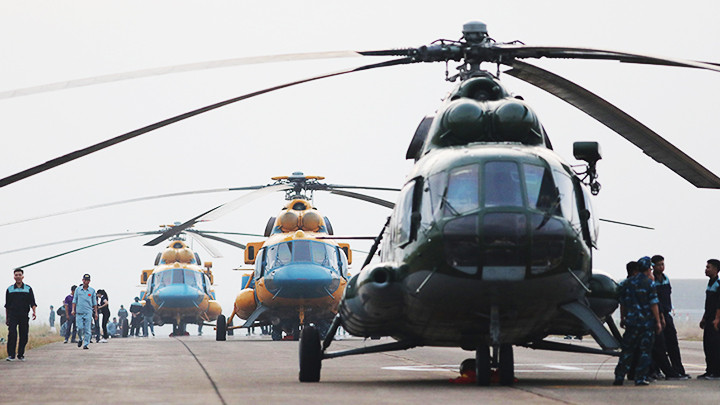 Rạng sáng, phi đội trực thăng với gần 80 chiến sĩ đã có mặt tại đường băng. Rạng sáng, phi đội trực thăng với gần 80 chiến sĩ đã có mặt tại đường băng.