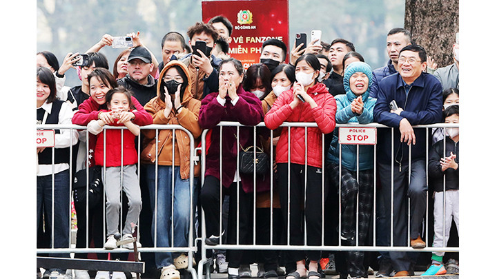 Người dân phấn khích trước những màn biểu diễn của các chiến sĩ công an. Người dân phấn khích trước những màn biểu diễn của các chiến sĩ công an.