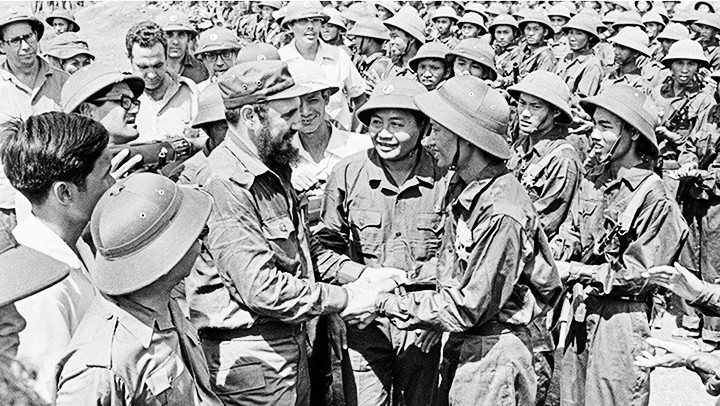 Chủ tịch Cuba Fidel Castro thăm vùng giải phóng Quảng Trị. Ảnh tư liệu