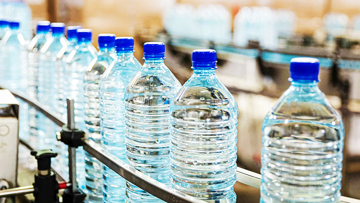 Một dây chuyền sản xuất nước uống đóng chai tại Pháp. Ảnh: GETTY IMAGES