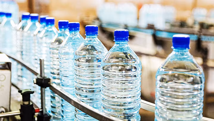 Một dây chuyền sản xuất nước uống đóng chai tại Pháp. Ảnh: GETTY IMAGES