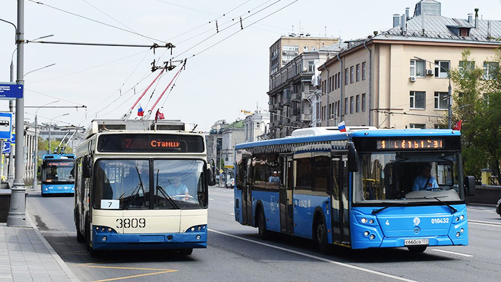 Xe bus điện trên đường phố thủ đô của Nga. Ảnh: GETTY IMAGES