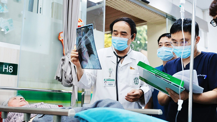 Khoa Cấp cứu A9 (BV Bạch Mai) thường xuyên tiếp nhận những ca bệnh nặng. Ảnh: TTXVN