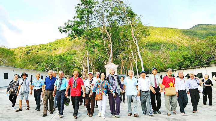 Các cựu tù chính trị Côn Đảo bồi hồi trở lại thăm nhà tù xưa. Ảnh: NGUYỄN Á