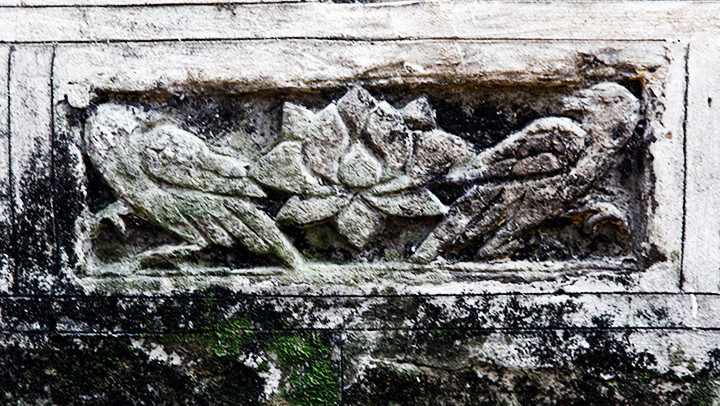 Một viên gạch thời Mạc ở chùa Đậu. Một viên gạch thời Mạc ở chùa Đậu.