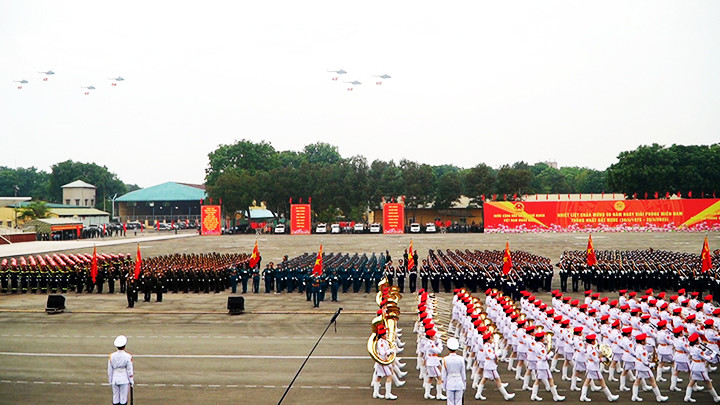 Trực thăng kéo cờ sẽ là phần trình diễn điểm nhấn tại chương trình diễu binh, diễu hành sắp tới. Trực thăng kéo cờ sẽ là phần trình diễn điểm nhấn tại chương trình diễu binh, diễu hành sắp tới.