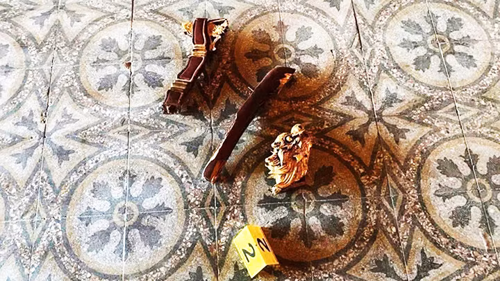 Phần đầu rồng trên bệ tỳ tay và một số chi tiết của ngai vua triều Nguyễn bị bẻ gãy tại hiện trường.