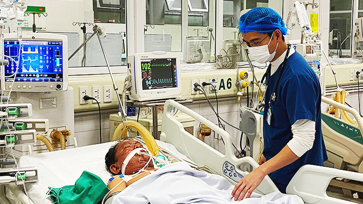 Thạc sĩ, bác sĩ Phạm Văn Phúc, Phó Giám đốc Trung tâm Hồi sức tích cực, Bệnh viện Nhiệt đới T.Ư, thăm, khám người bệnh. Ảnh: AN NHƯ Thạc sĩ, bác sĩ Phạm Văn Phúc, Phó Giám đốc Trung tâm Hồi sức tích cực, Bệnh viện Nhiệt đới T.Ư, thăm, khám người bệnh. Ảnh: AN NHƯ