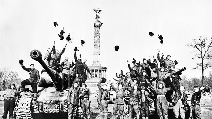 Các chiến sĩ Hồng quân Liên Xô vui mừng với chiến thắng trước phát-xít Đức. Ảnh: GETTY IMAGES