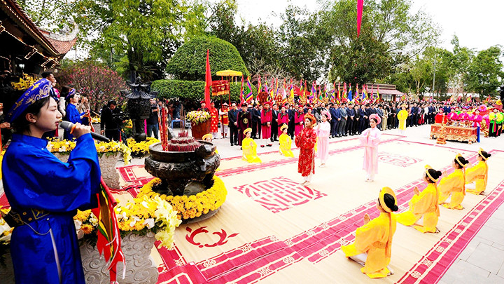 Tiến hành các nghi thức trong nghi lễ Tế nữ quan.