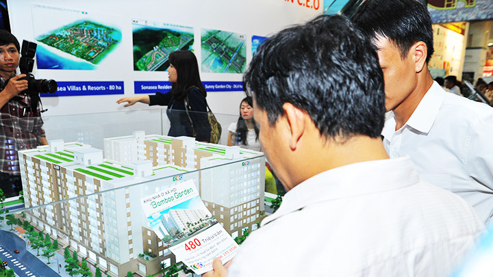 Người dân tìm hiểu về một dự án nhà ở xã hội. Ảnh: NAM NGUYỄN