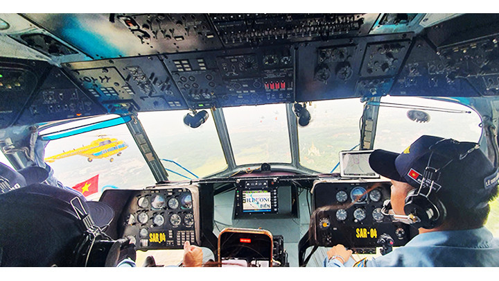 Mỗi tổ bay gồm 4 người cùng một thợ máy. Mỗi tổ bay gồm 4 người cùng một thợ máy.