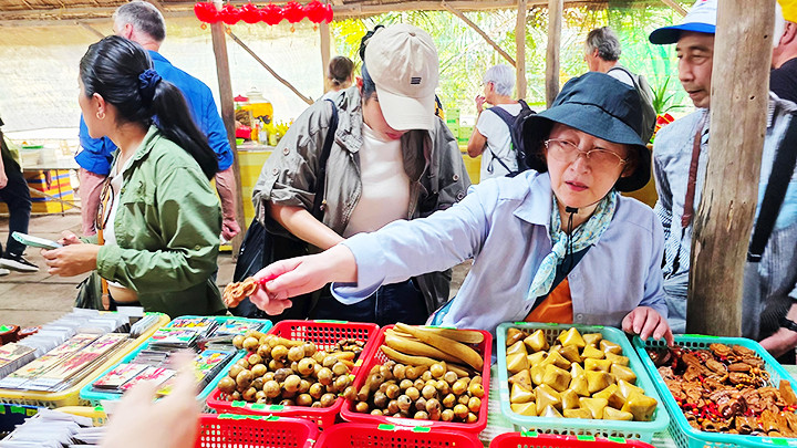 Các sản phẩm làm từ dừa được du khách ưa chuộng. Các sản phẩm làm từ dừa được du khách ưa chuộng.