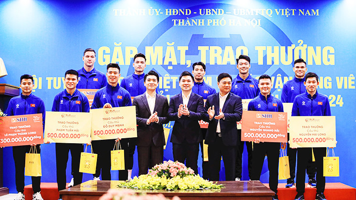 Tập đoàn T&T Group và Ngân hàng SHB trao thưởng cho các cầu thủ CLB Hà Nội và CLB Công an Hà Nội. Tập đoàn T&T Group và Ngân hàng SHB trao thưởng cho các cầu thủ CLB Hà Nội và CLB Công an Hà Nội.