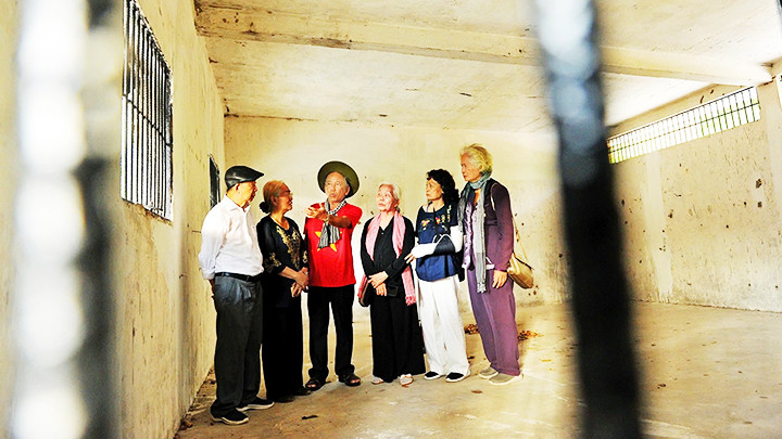 Bà Lê Tú Cẩm (đứng giữa) và bà Phan Thị Bé Tư (bên cạnh) trở về thăm di tích nhà tù Côn Đảo. Ảnh: NGUYỄN Á Bà Lê Tú Cẩm (đứng giữa) và bà Phan Thị Bé Tư (bên cạnh) trở về thăm di tích nhà tù Côn Đảo. Ảnh: NGUYỄN Á