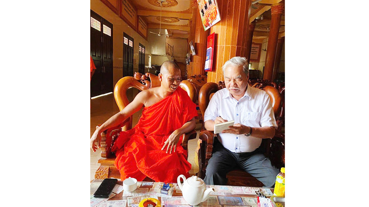 Nhà nghiên cứu Nhâm Hùng đi nghiên cứu về tháp cổ Vĩnh Hưng (tỉnh Bạc Liêu).