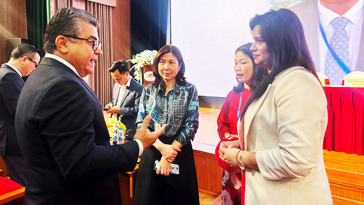 Đại sứ Palestine tại Việt Nam (trái) trao đổi cùng diễn giả.