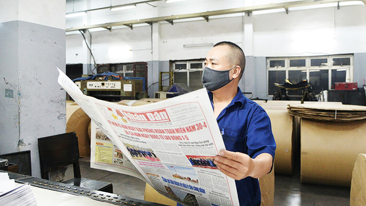 Kiểm tra chất lượng báo in.