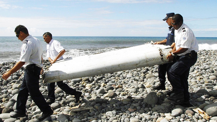 Một mảnh vỡ của MH370 được tìm thấy. Ảnh: AL JAZEERA