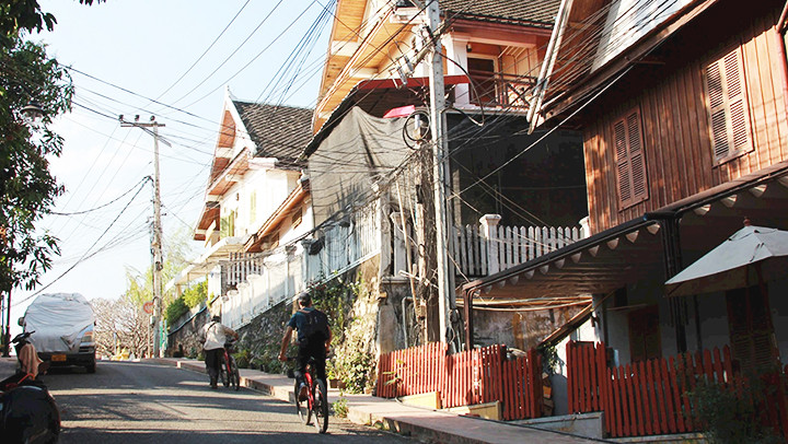Du khách đạp xe trong một ngõ phố ở Luang Prabang.. Du khách đạp xe trong một ngõ phố ở Luang Prabang..