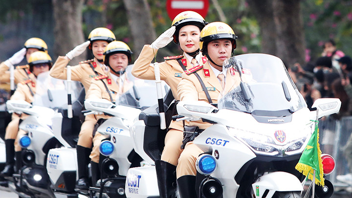 Màn biểu diễn mô-tô dẫn đoàn của Cục Cảnh sát giao thông. Màn biểu diễn mô-tô dẫn đoàn của Cục Cảnh sát giao thông.