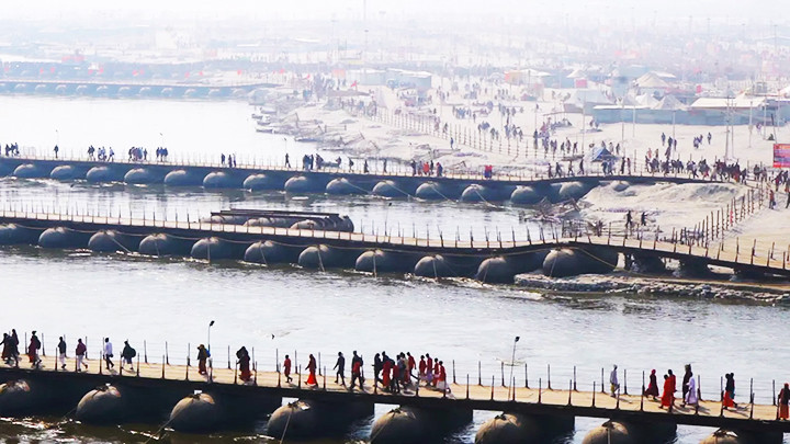 Hàng chục cầu phao được dựng để các tín đồ đến với lễ hội. Ảnh: CNN