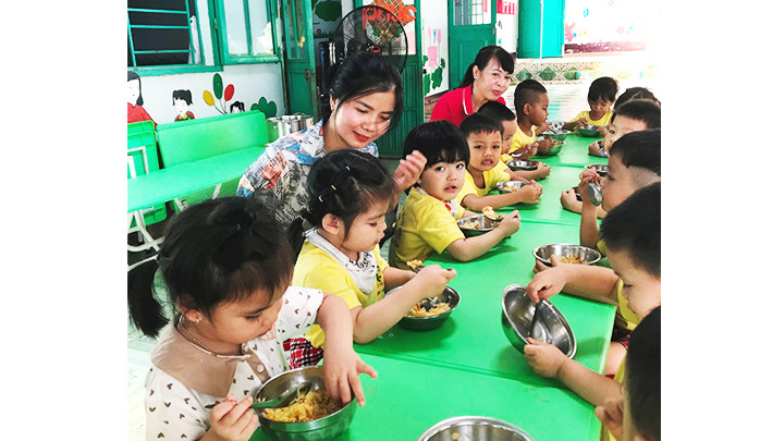 Cô giáo Hải Hường cùng đồng nghiệp chăm lo bữa trưa cho các cháu. Cô giáo Hải Hường cùng đồng nghiệp chăm lo bữa trưa cho các cháu.