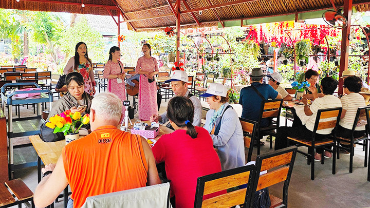 Thưởng thức đờn ca tài tử giữa miệt vườn. Thưởng thức đờn ca tài tử giữa miệt vườn.