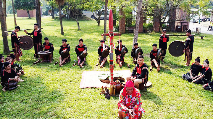 Việc phục dựng, tái hiện các nghi lễ giúp duy trì thực hành di sản cồng chiêng.
