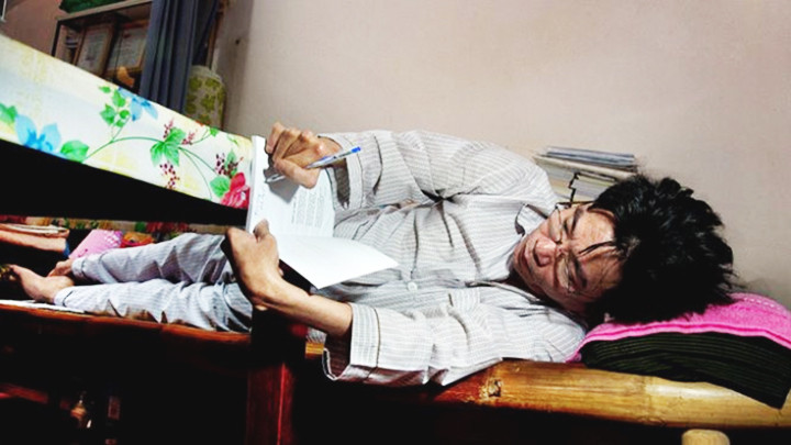 Nhà thơ Nguyễn Ngọc Hưng với công việc mỗi ngày. Ảnh: NGUYỄN TẤN KHAM