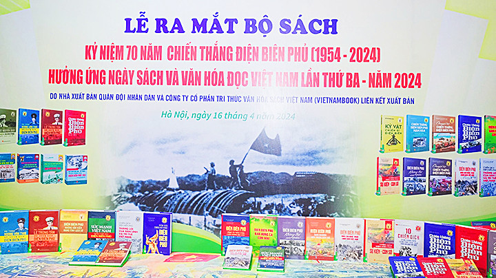 Các tác phẩm của NXB QĐND trưng bày tại lễ ra mắt bộ sách 70 năm Chiến thắng Điện Biên Phủ.