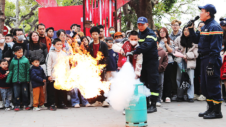 Hướng dẫn cách sử dụng bình cứu hỏa để dập đám cháy. Hướng dẫn cách sử dụng bình cứu hỏa để dập đám cháy.