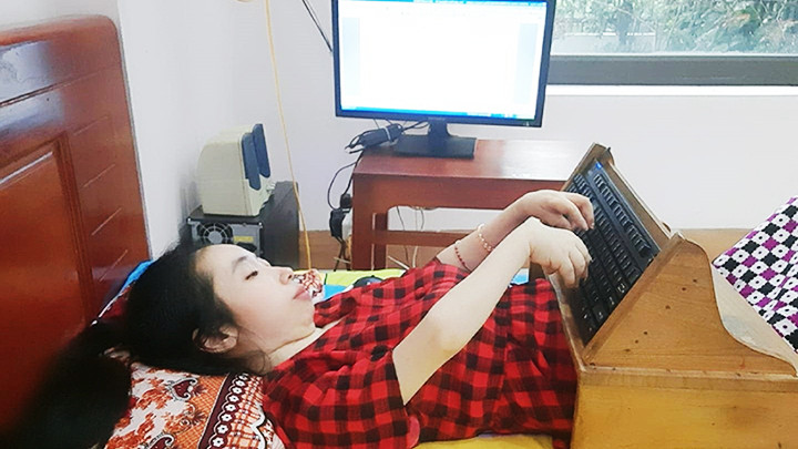 Tác giả Nguyệt Ái trong phòng văn của mình. Ảnh: TRẦN HUYỀN