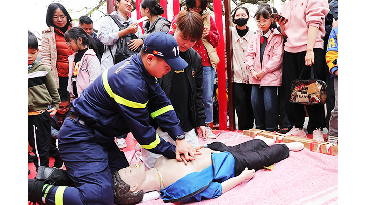 Hướng dẫn cách sơ cứu cho nạn nhân ngạt khí. Hướng dẫn cách sơ cứu cho nạn nhân ngạt khí.