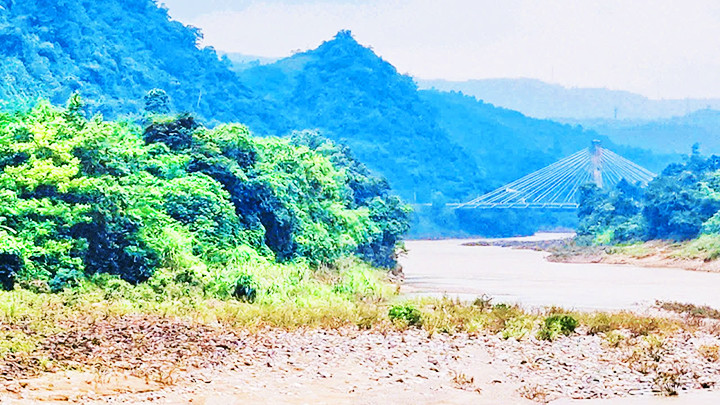 Cầu treo Đakrông bắc qua sông Đakrông. Cầu treo Đakrông bắc qua sông Đakrông.