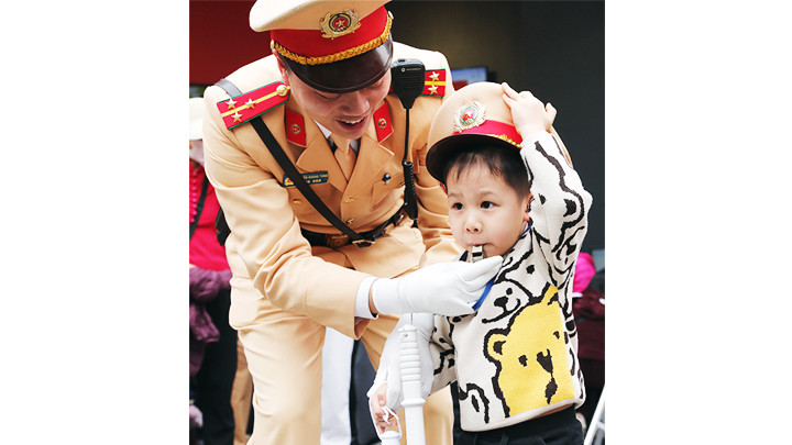 Tập làm chiến sĩ cảnh sát giao thông. Tập làm chiến sĩ cảnh sát giao thông.