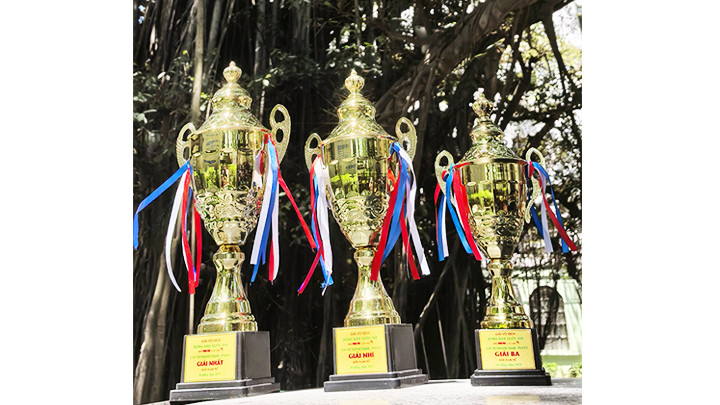 Những chiếc cúp danh giá chờ đón các VĐV tại Giải vô địch bóng bàn quốc gia Báo Nhân Dân lần thứ 43.