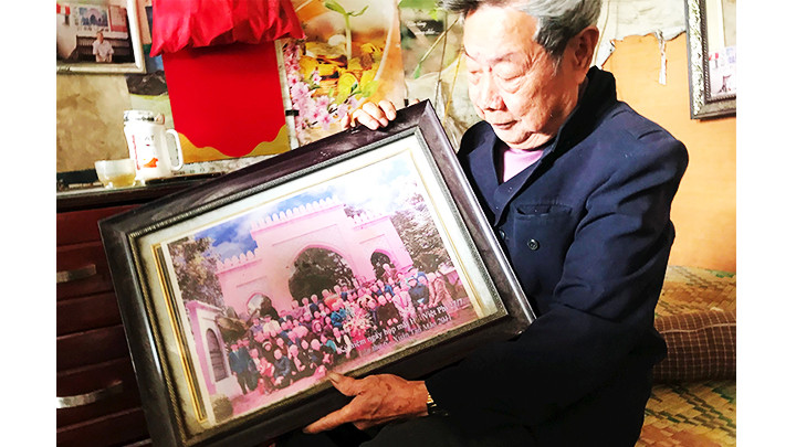 Ông Hạ giới thiệu hình ảnh một lần họp mặt Hội Việt - Phi bên cổng Morocco.