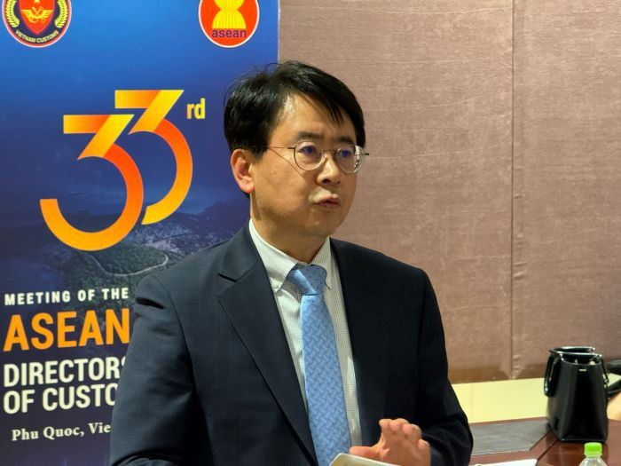 Trưởng Phòng Điều tra Chống buôn lậu (Hải quan Hàn Quốc) Hyeon-seok.