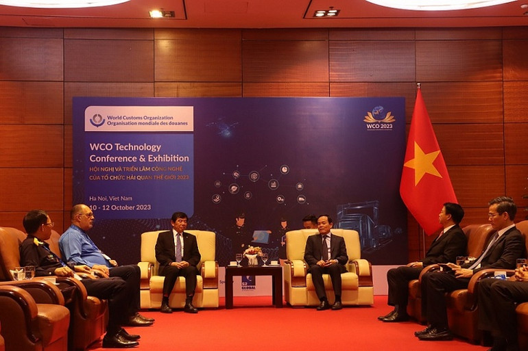 Phó Thủ tướng Trần Lưu Quang tiếp xã giao Tiến sĩ Kunio Mikuriya, Tổng thư ký WCO. (Ảnh: Quang Hùng)