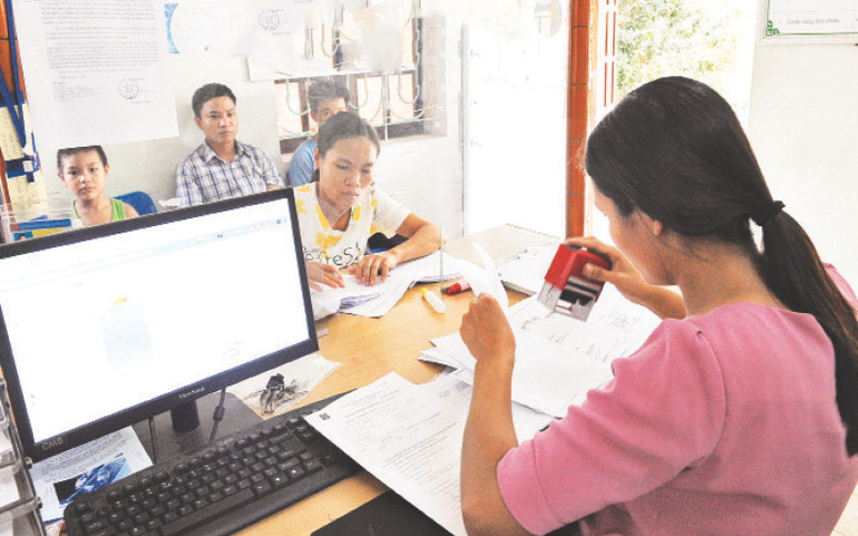 Giải quyết thủ tục hành chính cho người dân tại Bộ phận một cửa xã Hữu Hòa, huyện Thanh Trì. Giải quyết thủ tục hành chính cho người dân tại Bộ phận một cửa xã Hữu Hòa, huyện Thanh Trì.