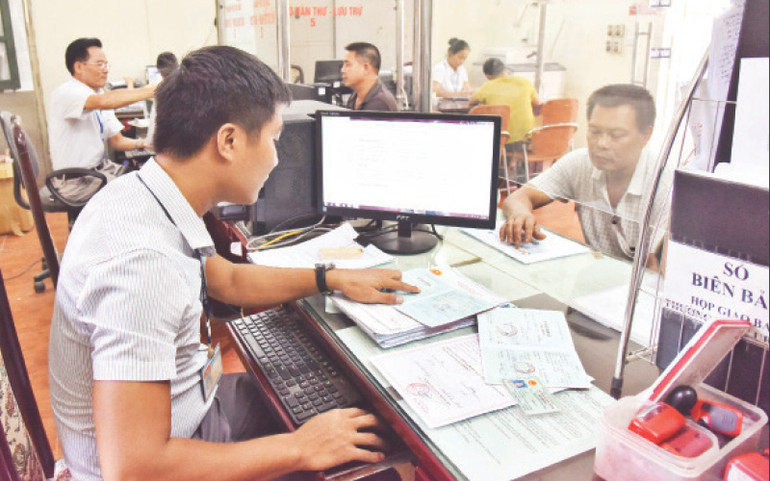 Hỗ trợ người dân tại Bộ phận một cửa xã Ba Trại, huyện Ba Vì. Hỗ trợ người dân tại Bộ phận một cửa xã Ba Trại, huyện Ba Vì.