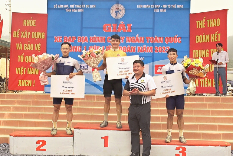 Ban tổ chức trao giải cho vận động viên Nguyễn Văn Lãm (Thanh Hóa) đoạt giải Nhất; Đinh Văn Linh (Hòa Bình) đoạt giải Nhì; Bùi Văn Nhất (Hòa Bình) đoạt giải Ba.